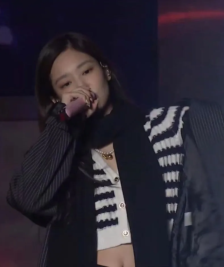 Black and White Sweaters Cardigans Blackpink Jennie Jenny Style Outfits Kpop Fashion Clothes Dating Party Clubber Celebrity V-neck Buttoned