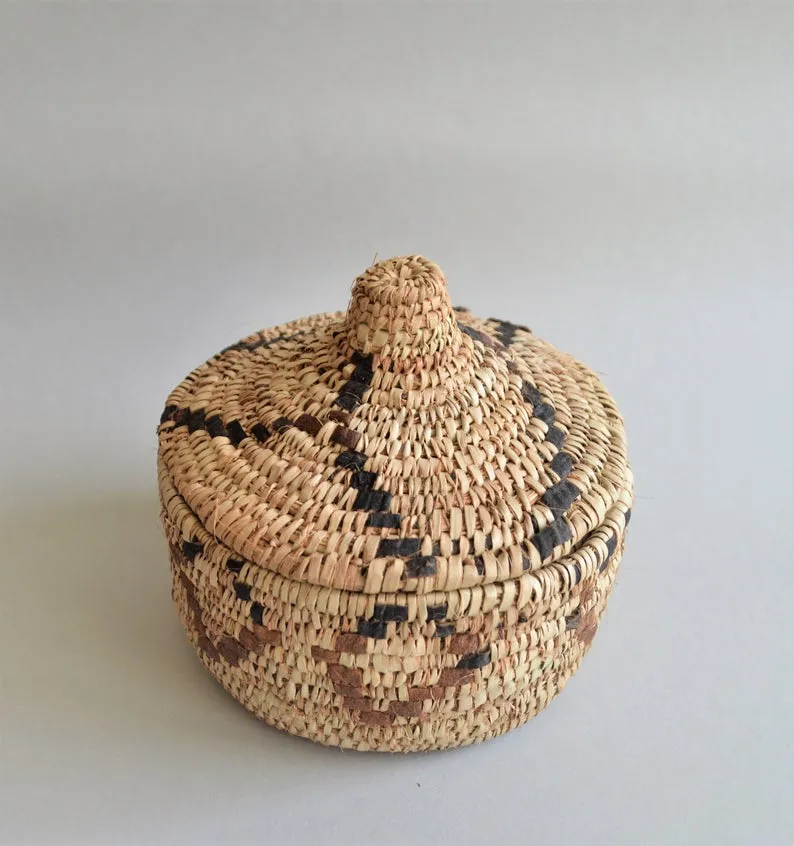 Rustic style Round basket with lid with leather decoration