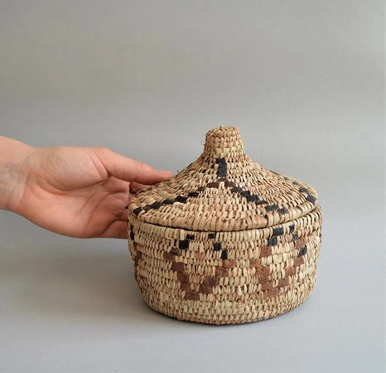 Rustic style Round basket with lid with leather decoration